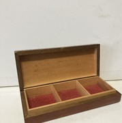 szkatułka na biżuterię drewniana PRL inkrustowana miedzią, cepelia