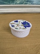 Ręcznie wykonane pudełko z białego marmuru – intarsja kamienna