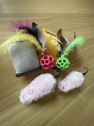 zabawki dla kota: myszy, piłeczki, poduszeczka