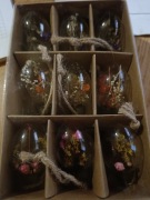 Zawieszka wielkanocna jajka szklane z suszonymi kwiatami 