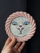 Obrazek akwarelowy z kotem i biedronką na nosie w słodkiej różowej ramce 