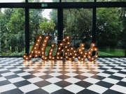 Oświetlany napis MIŁOŚĆ. Rustykalny, drewniany. 