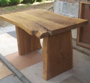 Solidna ława z grubego jesionu.