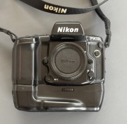 Nikon F90X z oryginalnym gripem MB 10 – stan bardzo dobry, w pełni  sprawny