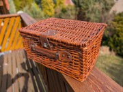 Kosz wiklinowy piknikowy zestaw sztućce prezent na romantyczną randkę