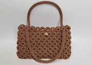 Torebka handmade z ażurowym wzorem i złotą przypinką