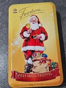 Metalowa puszka z mikołajem