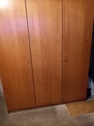 Stara drewniana szafa do renowacji 