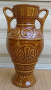 Ceramiczny wazon w kształcie amfory z PRL-u