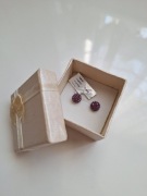 Srebrne kolczyki sztyfty z fioletowymi cyrkoniami