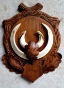 Oręż dzika na ręcznie rzeźbionej podkładce