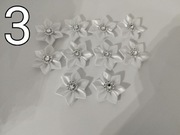 Kwiatuszki z wstążki do dalszego rękodzieła 