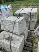 Bloki granitowe - duże.