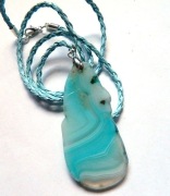 Jasnoniebieski agat kolisty, nieregularny plaster, wisiorek na rzemieniu