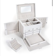 Biały kuferek do biżuterii ze skóry ekologicznej