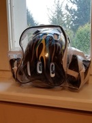 Kask rowerowy z ochraniaczami. 