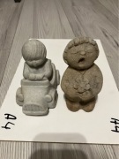 dziecko w aucie figurka MarBell STONE ART BELGIUM