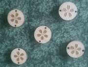 charms10 zawieszka drewno koraliki grawer 1,5 cm hand made