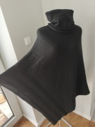 Czarne ponczo z golfem + ocieplacze na ręce