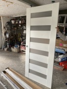 Drzwi przesuwne czteroskrzydłowe.