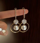 Długie kolczyki z perłą złote Nowe błyszczące Jewelry