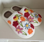 Kapcie z motywem kwiatów kolorowe 38
