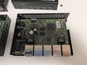 Router Mikrotik RB450Gx4 z obudową.