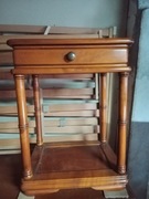 Mały stolik drewniany z szufladką i półką