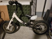 rowerek biegowy boomerang z pompowanymi kołami 12" i hamulcem 