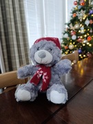 Maskotka szary miś w zimowej czapeczce