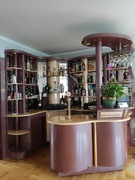 Barek z nalewakiem, stół szklany, szafka tv