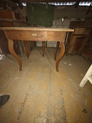 Stary jesionowy stół z szufladą na giętych nogach