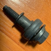 ŚRUBA MOCUJĄCA OSŁONĘ ROZRZĄDU (pokrywy zaworów)