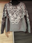 Wiskozowy sweterek z koronkową aplikacją 