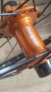 Piasta Hope Pro 4 orange 36H przednia oś 20mm szerokość 110mm