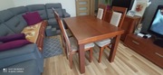 Sprzedam stół z czterema krzesłami.