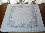 Ręcznie haftowany obrusik 85x78