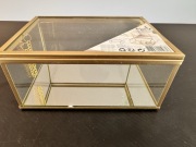 Szklana szkatułka na biżuterię z złotymi wykończeniami – Jewellery Box