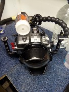 Aparat Nikon D70 z obudową sea and sea oraz lampą 