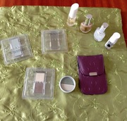 Zestaw markowych kosmetyków.