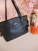 Torebka Guess czarna klasyczna, shopperka, na ramię, na zamek, skórzana