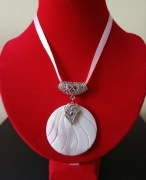 Muszla okazały wisiorek masa perłowa 