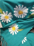 Turkusowy szalik z białymi filcowanymi kwiatami.