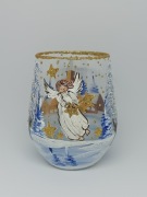 Ręcznie malowany świecznik Anioł – zimowa wioska, blask świecy, magia Świąt