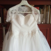 Suknia ślubna gorsetowa biała z koronkowym bolerkiem, rozmiar S