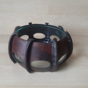 Vintage miseczka w skórzanej oprawie na orzeszki, cukierki, chipsy itp. 