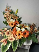 Wiązanka stroik kompozycja na pomnik cmentarz z wazonem