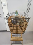 Balon szklany na wino w koszu metalowym