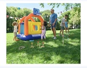 Dmuchany zamek do skakania dla dzieci z koszem do koszykówki. 160x180 cm