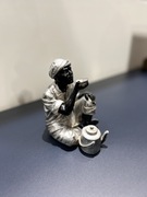 Figurka dekoracyjna – postać z czarką i imbrykiem